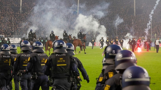 Voetbalgeweld escaleert in Duitsland: 35 politieagenten gewond bij bekerclash