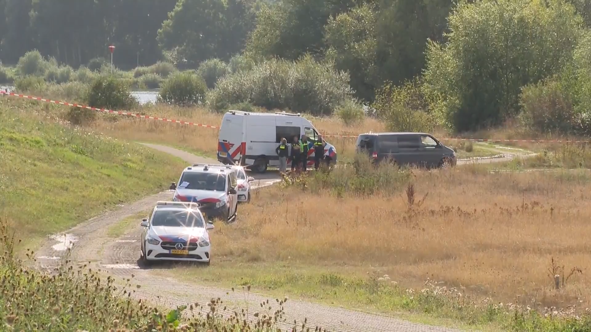 Wandelaar vindt lichaam van vrouw langs de Maas in Venlo, politie vermoedt misdrijf