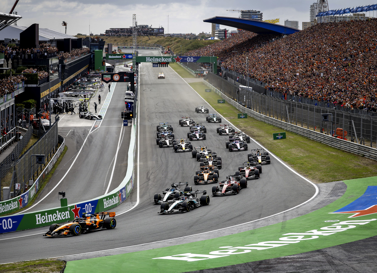 Norris wint laatste Grand Prix op Zandvoort, Verstappen valt uit na crash