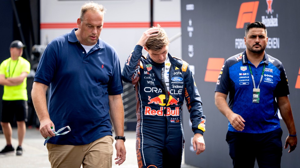 Max Verstappen crasht en valt uit in laatste Grand Prix op Zandvoort