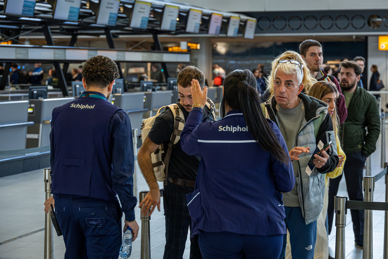 Morgen langere rijen op Schiphol door werkonderbreking beveiligers