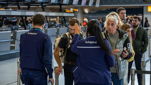 Vandaag mogelijk langere rijen op Schiphol door staking beveiligers
