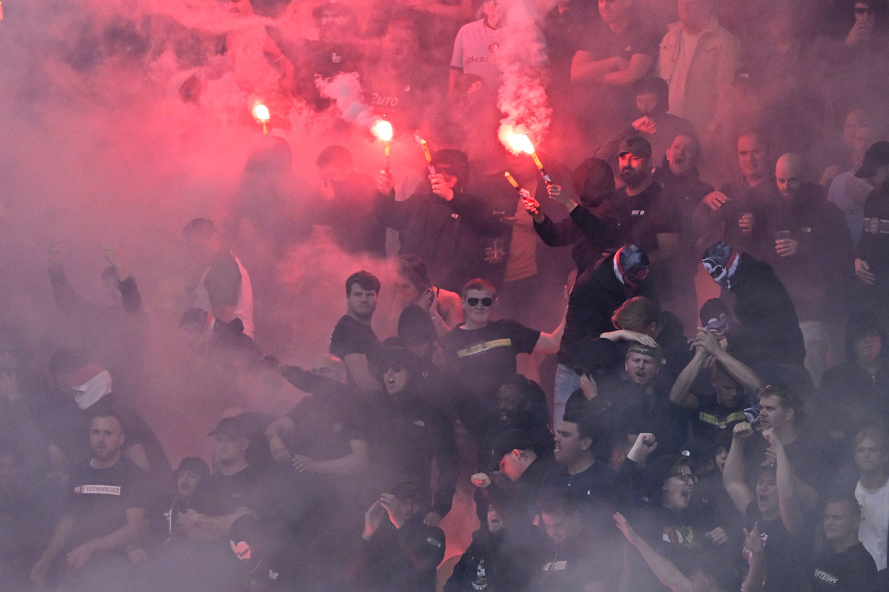 KNVB onder druk na vuurwerkincident: 'Dit kunnen we niet accepteren'