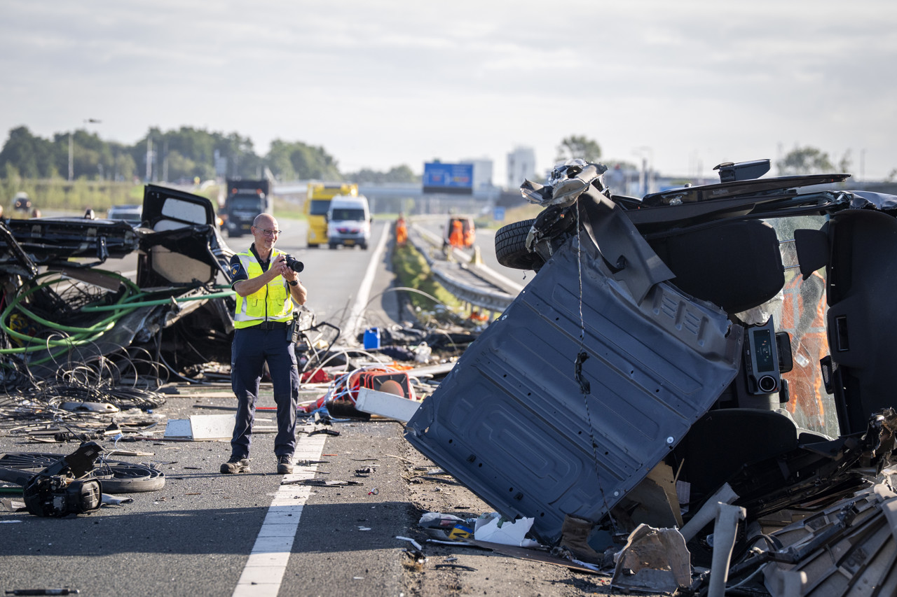 Duitse scholieren in touringcar ongeluk A28, 16 slachtoffers naar ziekenhuis