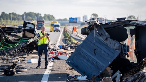 Duitse scholieren in touringcar ongeluk A28, 16 slachtoffers naar ziekenhuis