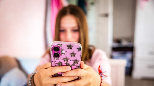 Geen zin in strijd met je kind over smartphone? 'Doe dat juist wel!'