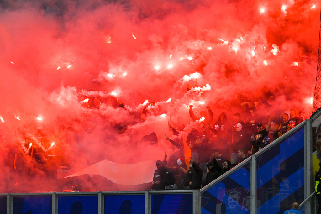 Fans FC Twente de dupe: na vuurwerk Feyenoordfans mogen ze niet naar Cambuur