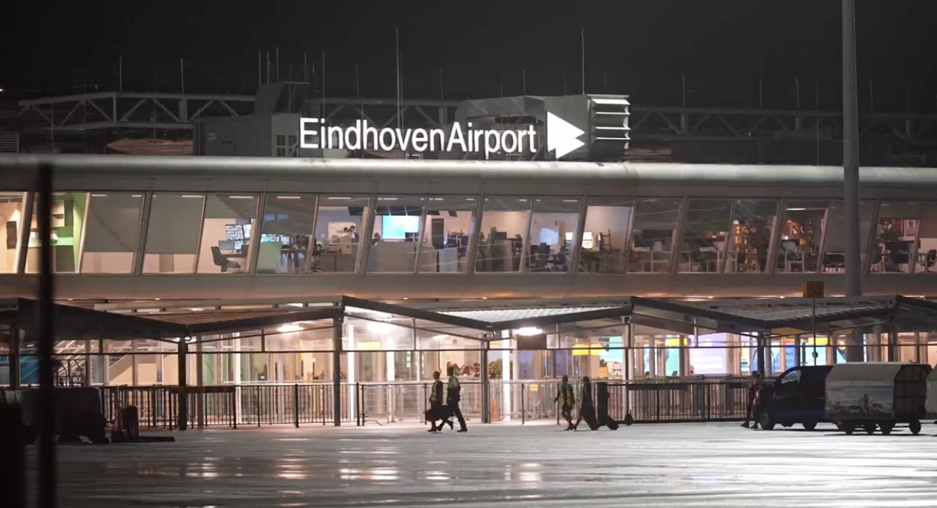 Naakte vrouw rijdt door hekken Eindhoven Airport