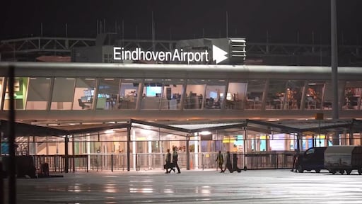 Naakte vrouw rijdt door hekken Eindhoven Airport