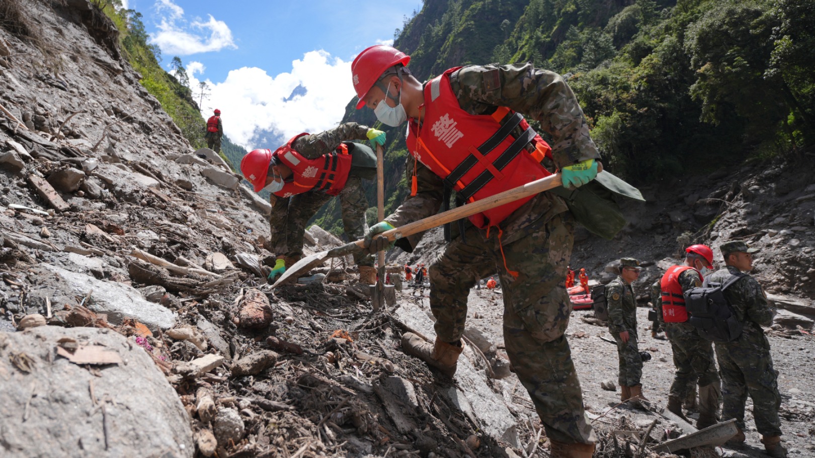 Nepal vraagt buitenlandse hulp, 100 mensen vast in tunnel