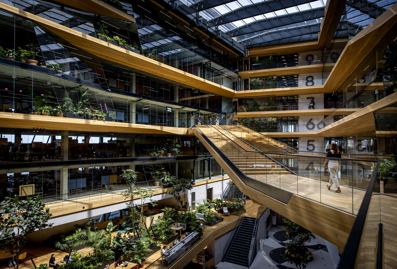 Luxe kantoren moeten werknemers (terug) naar de werkvloer lokken