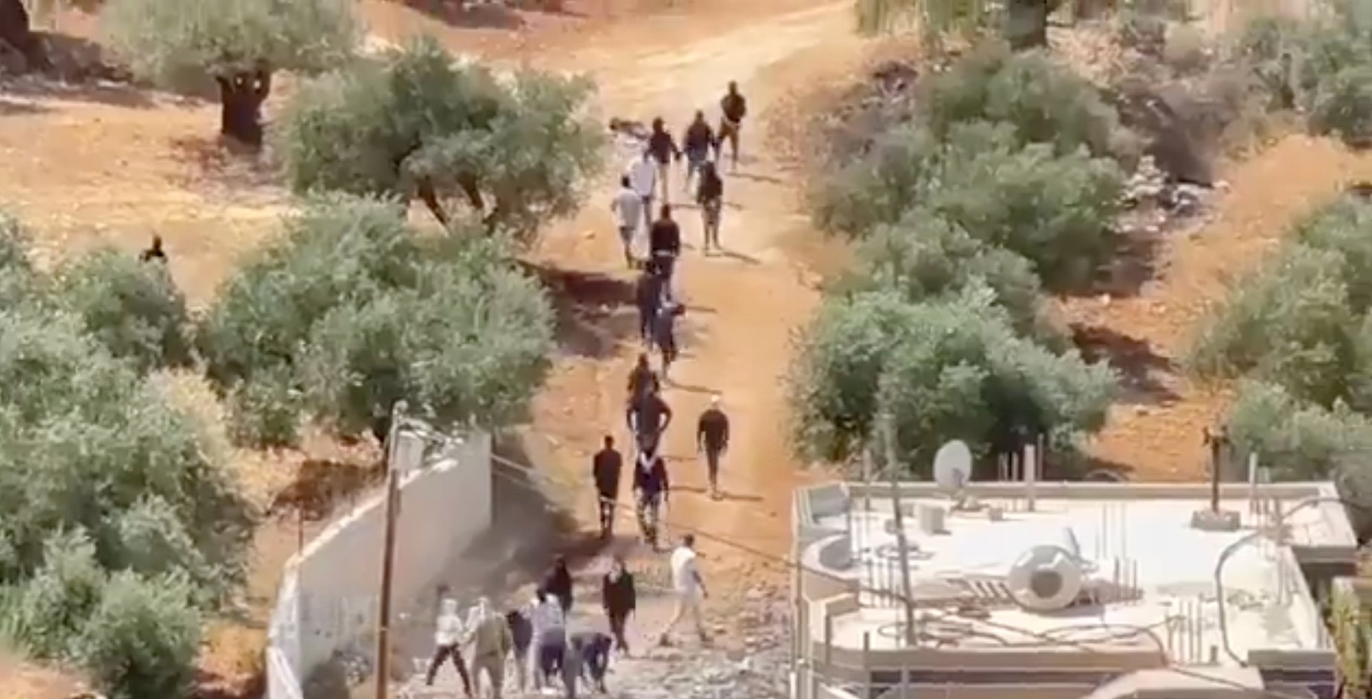 Kolonisten vallen Palestijns dorp aan, NBC News-team ook doelwit