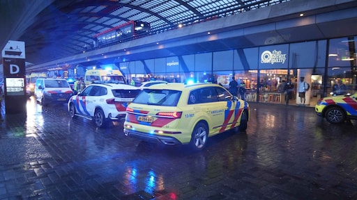 Drie mensen neergestoken bij Amsterdam CS, mogelijk na ruzie