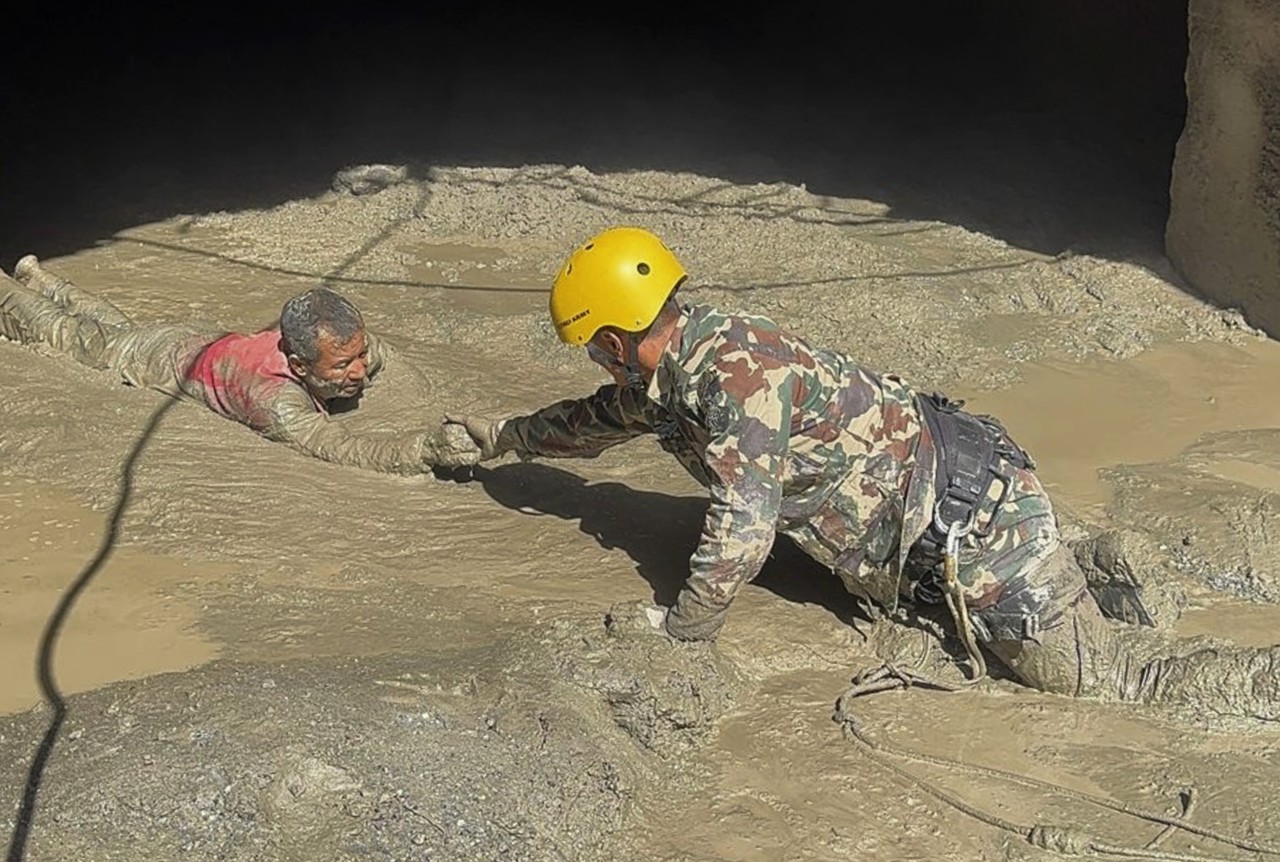 Reddingswerkers Nepal vinden tunnel waar 100 mensen vastzitten