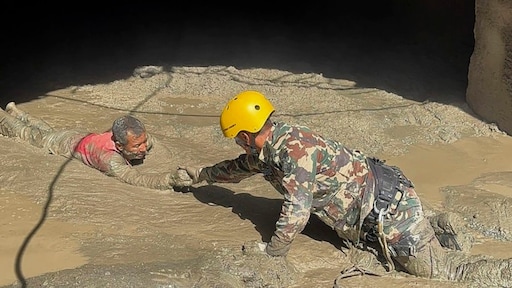 Reddingswerkers Nepal vinden tunnel waar 100 mensen vastzitten