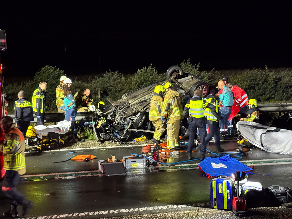 Drie tieners door frontale botsing op dijk Lelystad-Enkhuizen