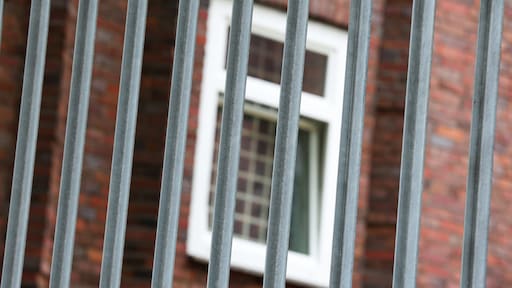 Spectaculaire ontsnapping uit Duitse cel, klopjacht aan de gang
