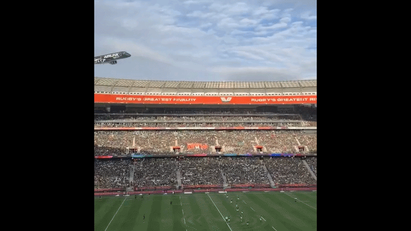 Bizarre beelden uit Kaapstad: vliegtuigen razen vlak over rugbystadion