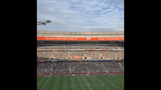 Bizarre beelden uit Kaapstad: vliegtuigen razen vlak over rugbystadion