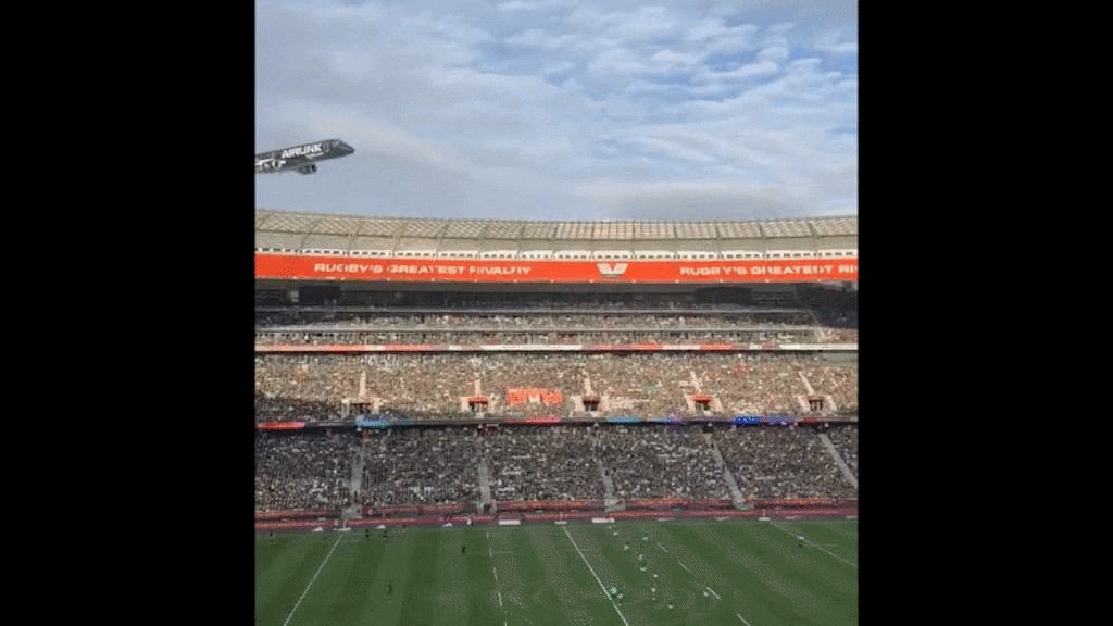 Bizarre beelden uit Kaapstad: vliegtuigen razen vlak over rugbystadion
