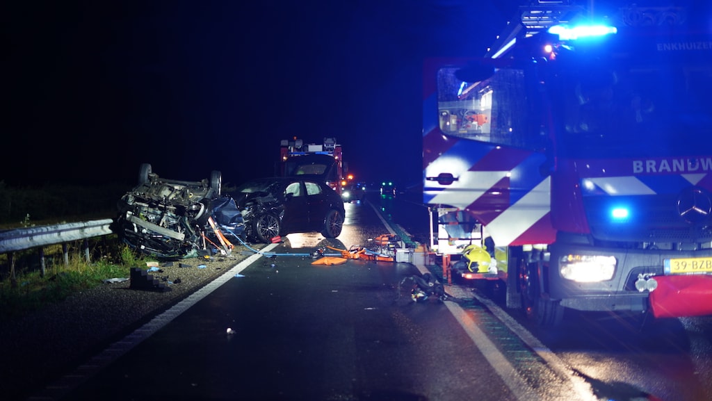 Drie doden door frontale botsing op dijk Lelystad-Enkhuizen