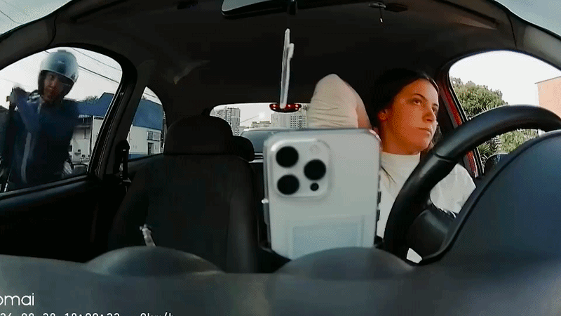 Brutale roof Brazilië op beeld, dief slaat ruit in en grist telefoon weg