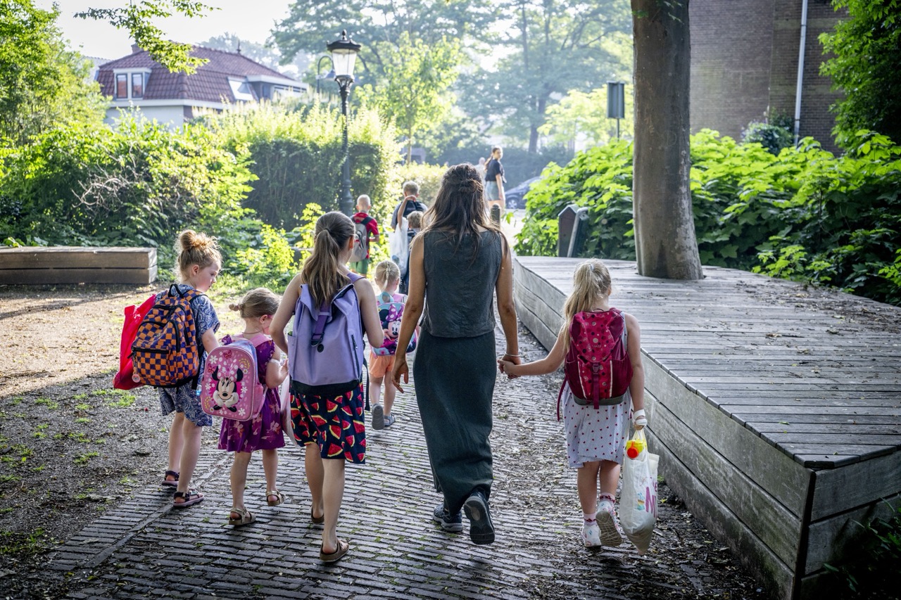 Kinderopvangtoeslag stijgt in 2027 minder hard, blijkt uit Prinsjesdagstukken