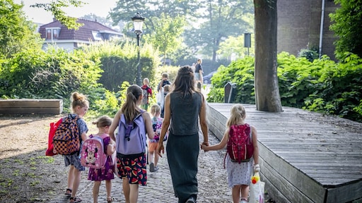 Kinderopvangtoeslag stijgt in 2027 minder hard, blijkt uit Prinsjesdagstukken