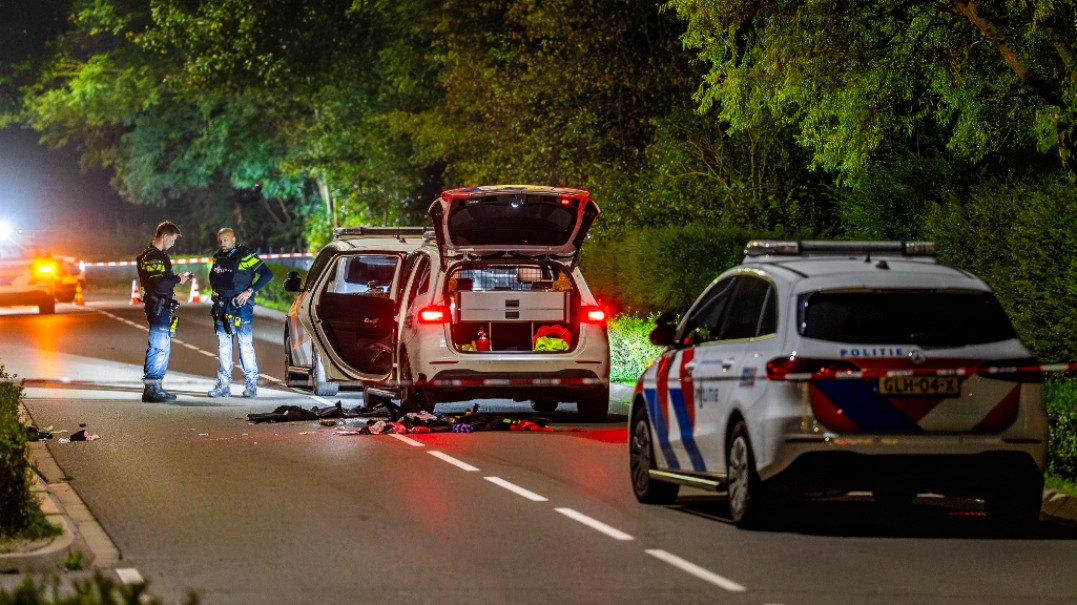 Persoon overleden bij schietpartij in Overasselt, twee agenten naar ziekenhuis