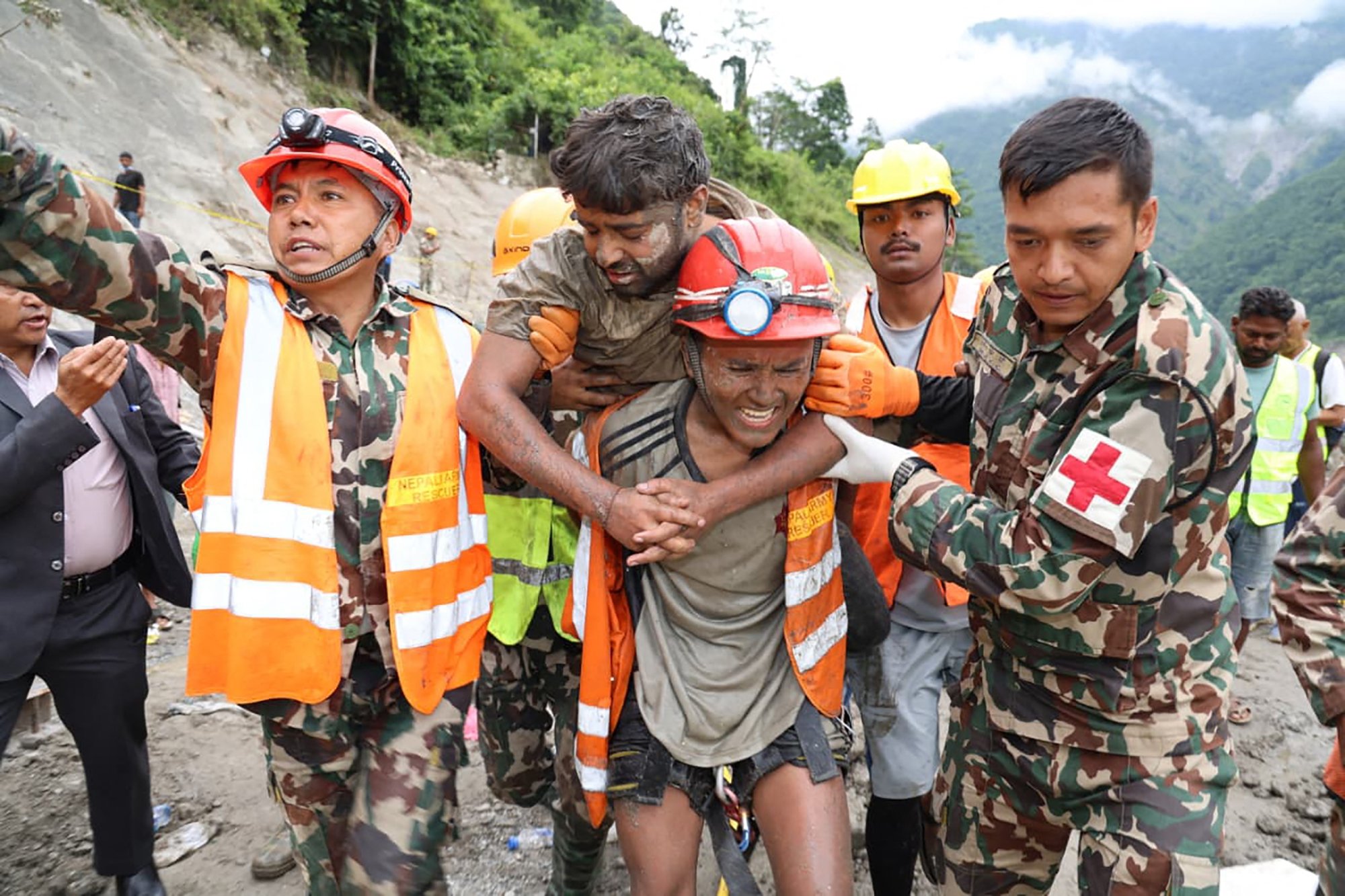 Twee mensen na negen dagen levend uit tunnel gered na overstromingen Nepal