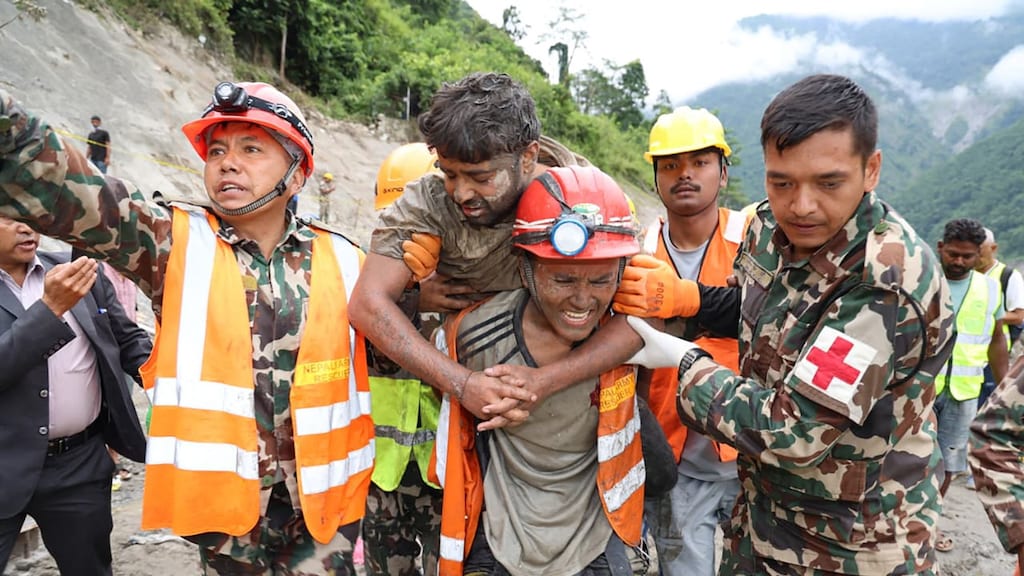 Twee mensen na negen dagen levend uit tunnel gered na overstromingen Nepal