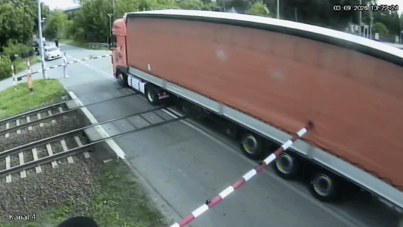 Enorme botsing in Polen: trein knalt op vastgelopen vrachtwagen