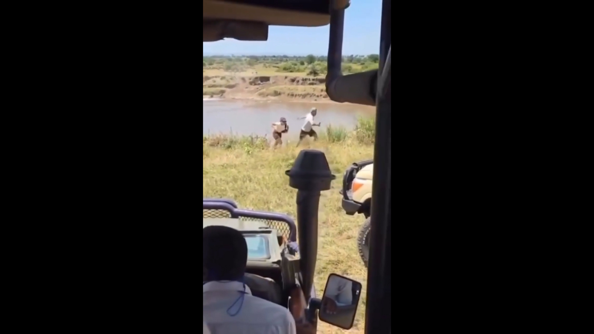 Toeristen aan dood ontsnapt in Tanzania: jeep crasht bij rivier met krokodillen