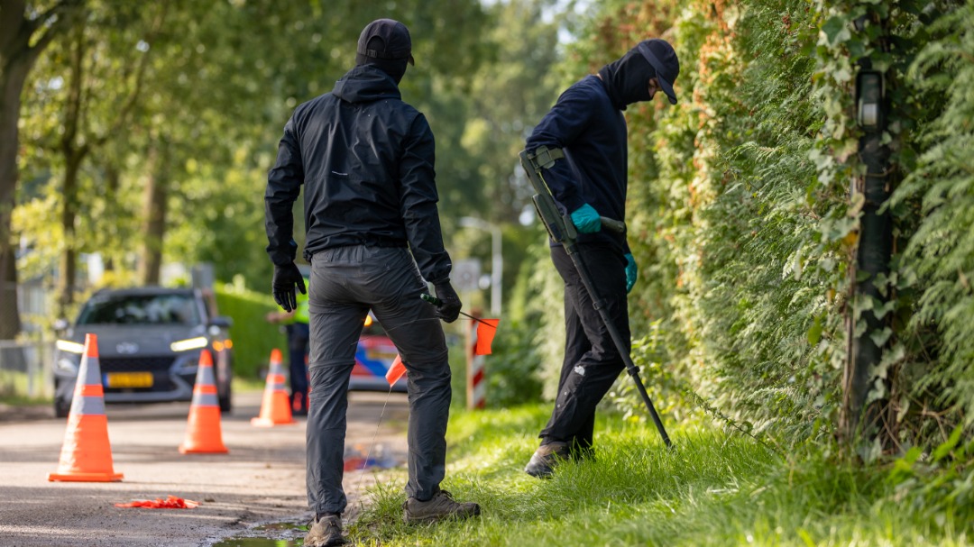 Politie speurt met metaaldetectoren in Overasselt en omgeving