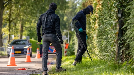 Politie speurt met metaaldetectoren in Overasselt en omgeving