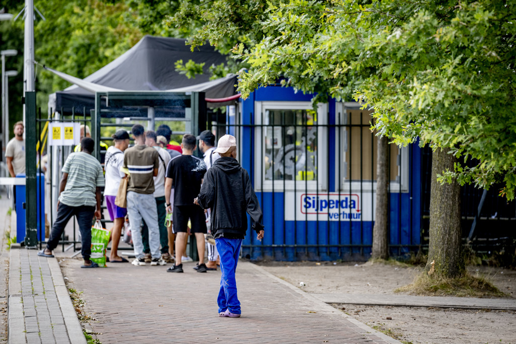 IND betaalt fors meer voor te lange procedures: tot ruim een ton per asielzoeker