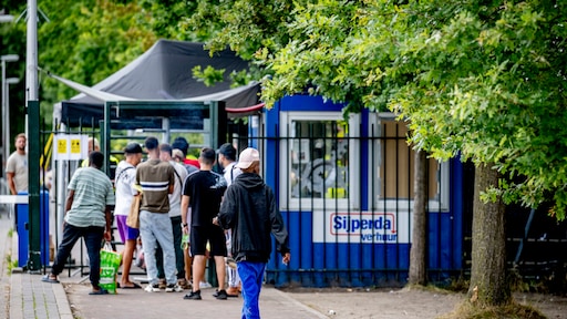 IND betaalt fors meer voor te lange procedures: tot ruim een ton per asielzoeker