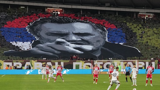 Minuut stilte voor genocidepleger Mladić tijdens Belgradose derby