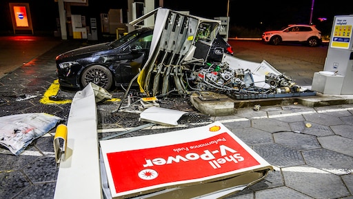 Automobilist onder invloed rijdt in op benzinepomp in Etten-Leur