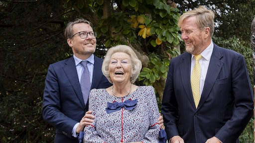 Willem-Alexander, Beatrix en Constantijn eren prins Claus in zijn geboorteplaats