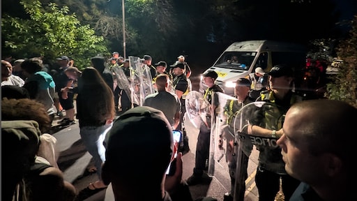 Gemaskerde demonstranten VK blokkeren opnieuw transport migranten