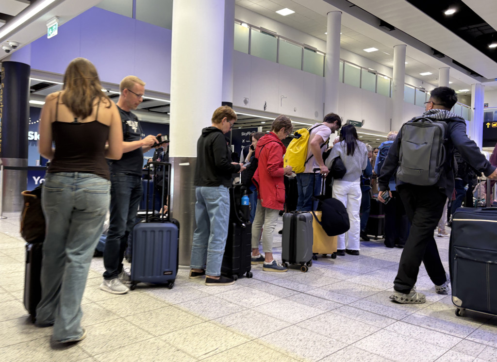 Grote storing bij vliegvelden in Groot-Brittannië, ook tientallen vluchten Schiphol geschrapt