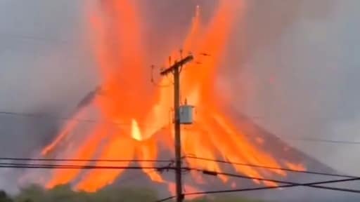 Indonesische vulkaan Anak Krakatau barst nog eens drie keer uit