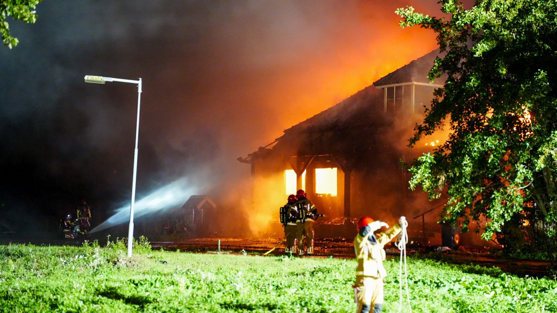 Brandweer rukt uit voor vlammenzee in woning Purmerend