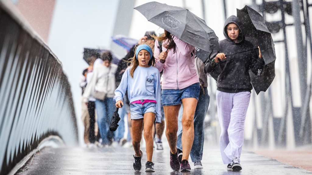 Vandaag stevige buien, onweer en windvlagen