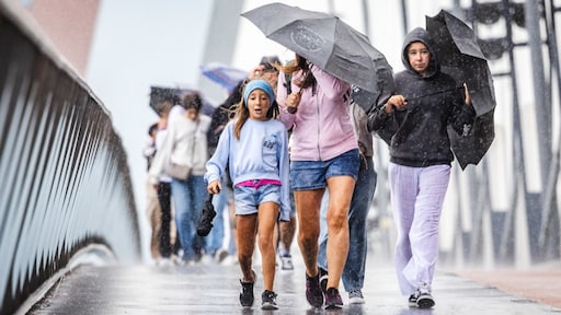 Vandaag stevige buien, onweer en windvlagen
