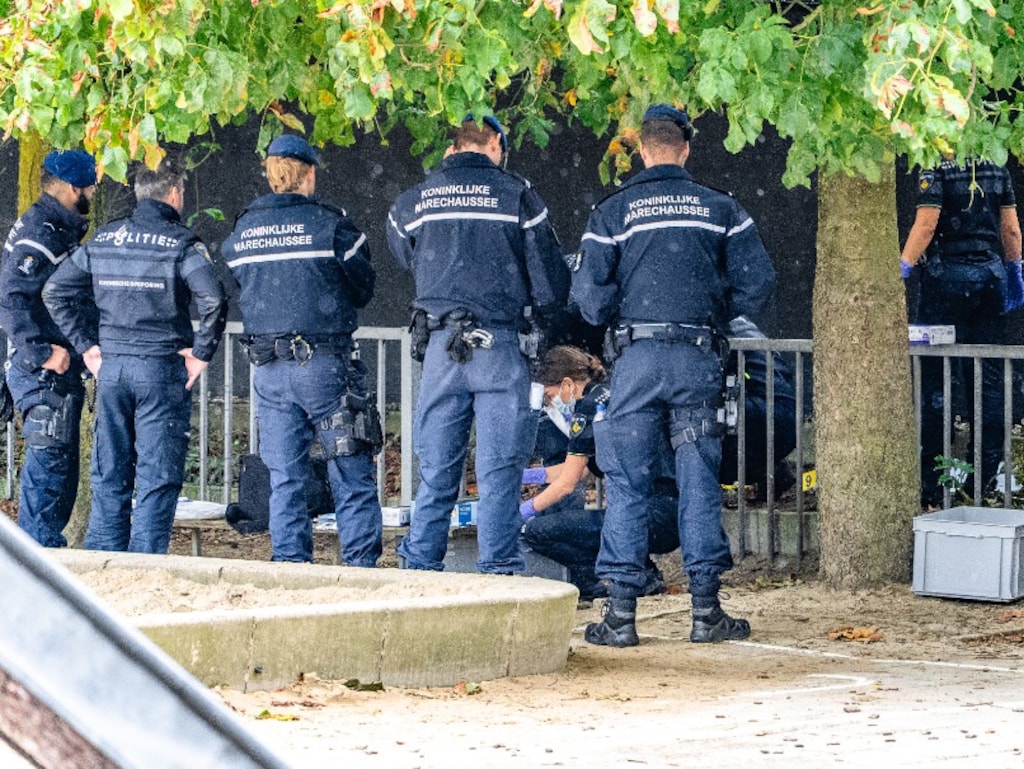 Meerdere verborgen vuurwapens gevonden bij basisschool in Overasselt