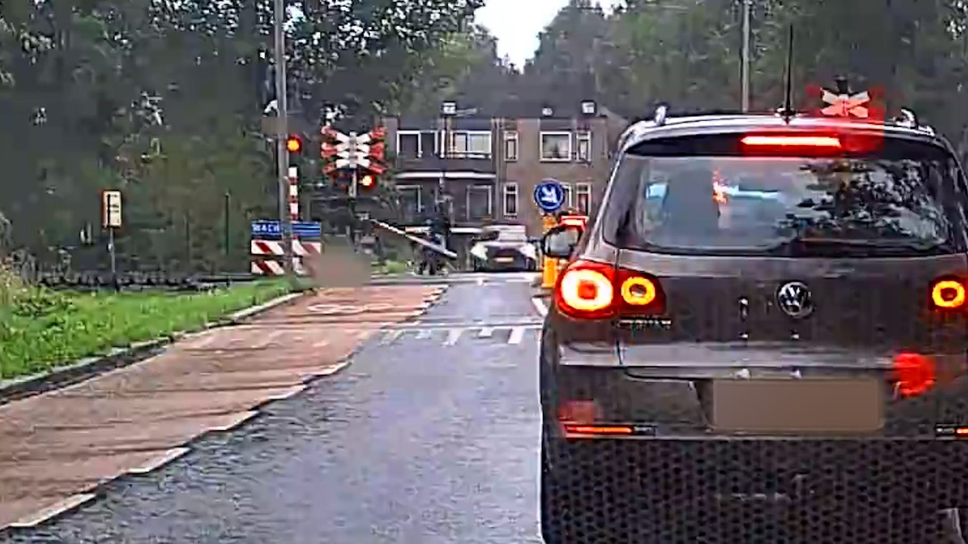 Jongeren fietsen gesloten overweg Alkmaar op en kunnen nog net vluchten, trein maakt noodstop