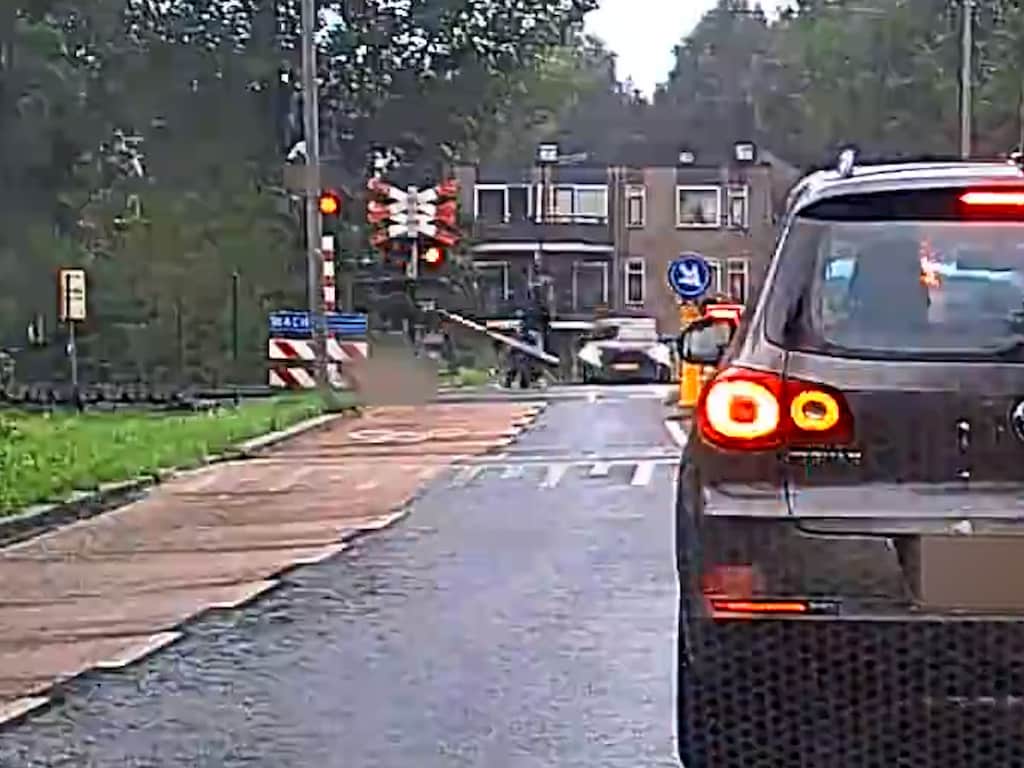Fatbike knalt tegen spoorboom op overweg Alkmaar, trein maakt noodstop