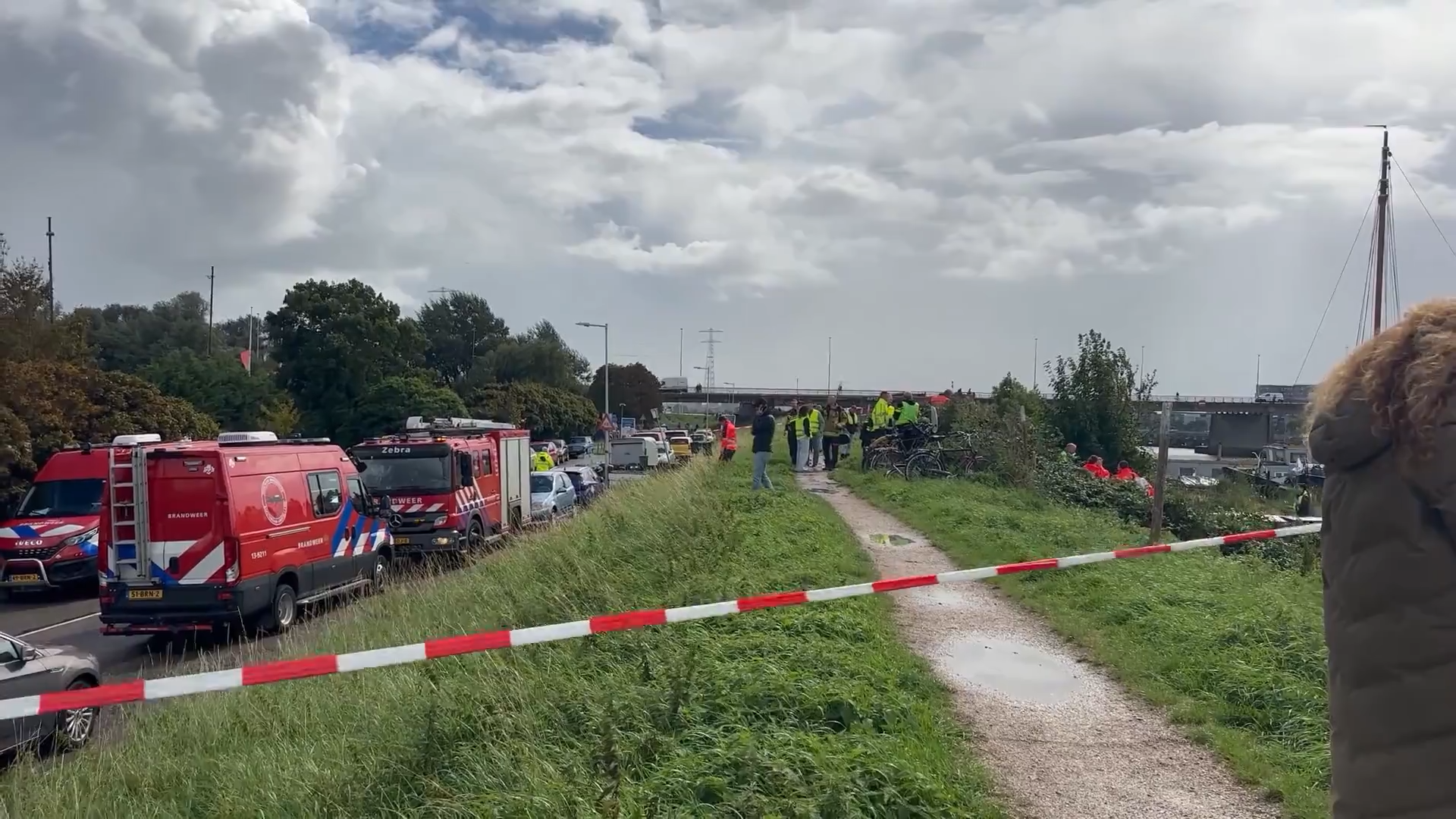 De politie en brandweer rukten gisteren massaal uit.